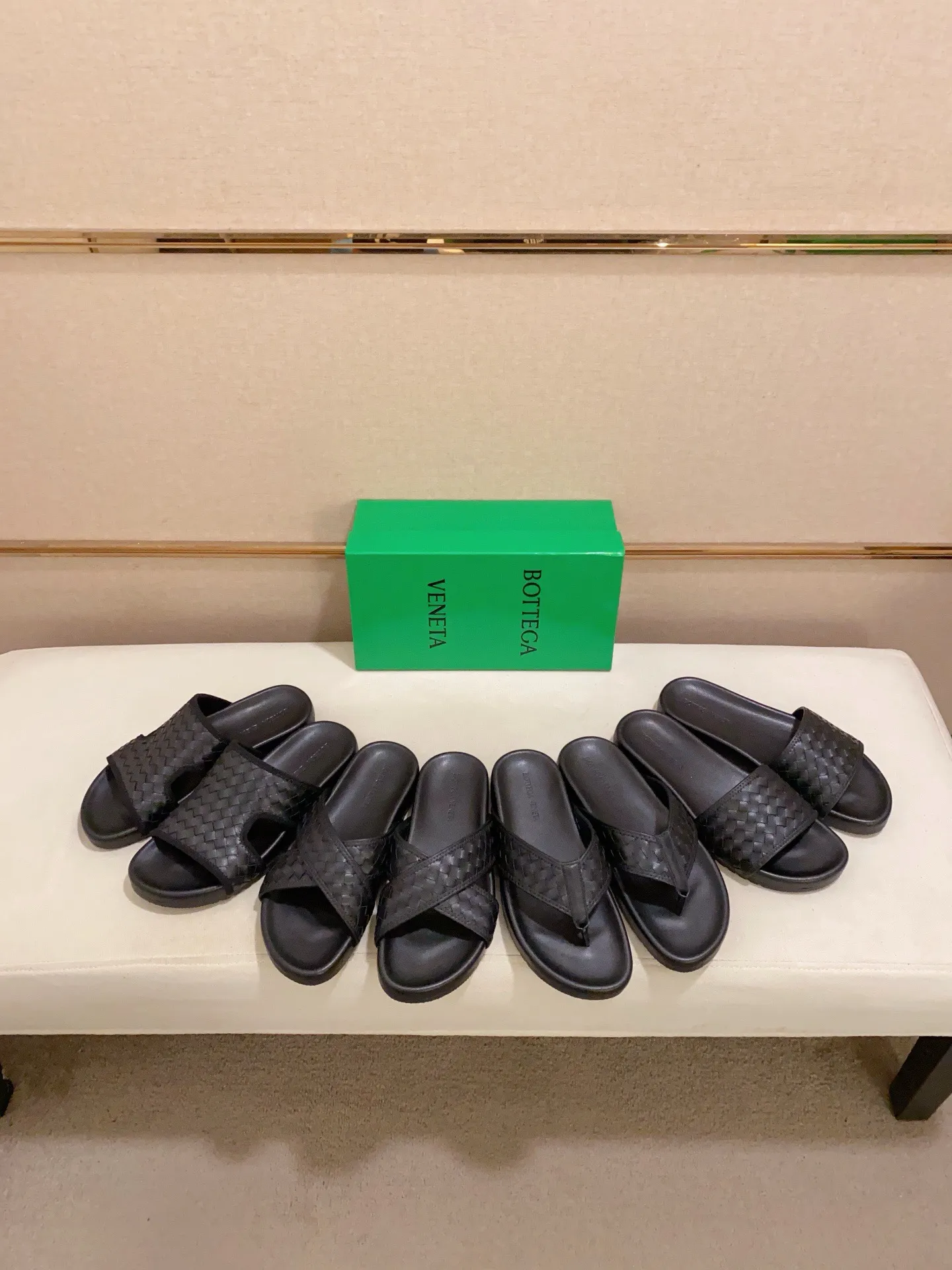 Men's shoes 💰: 320💰[BV~Bottega Veneta] Trendy new slippers are on the market. Same style as the official website. Counter quality [strong][strong][strong] Selected cow patent leather weaving. High-end atmosphere. Very cost-effective. Original wear-resistant rubber outsole. Fine workmanship. The upper layer of materials is used. The quality is visible. Shoe size 38-45.